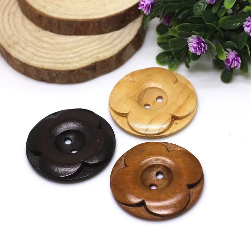 48L~64L Retro Exquisite Two-Eye Flower Pattern Wooden Buttons with Good, front view